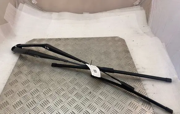 Front wiper blade arm