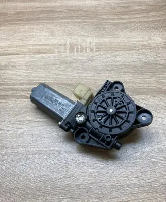 Mercedes-Benz C W203 Rear door window regulator motor A2038203042 0130822007