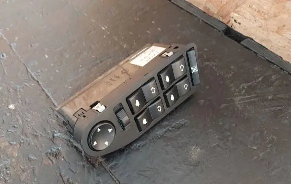 BMW 5 E39 Electric window control switch 8368966