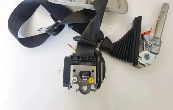 Nissan Qashqai Front seatbelt 5507747b 082612