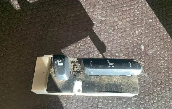 Lexus IS 220D-250-350 Seat control switch 18A197