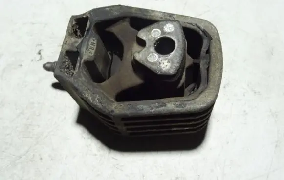 Mercedes-Benz B W245 Engine mount bracket