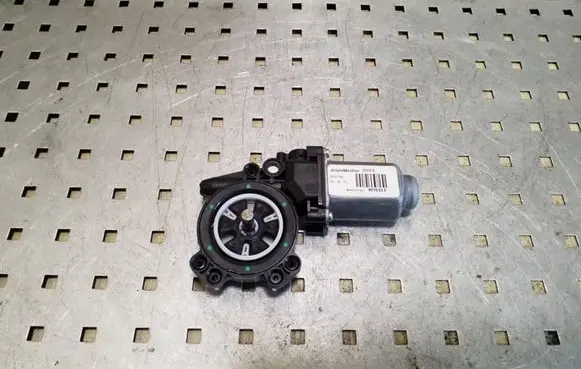 Nissan Qashqai Front door window regulator motor 402033E