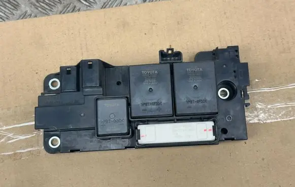 Toyota Auris E180 Relay mounting block G92Z133011