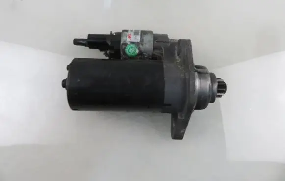 Volkswagen Golf V Starter motor 0001123012 02Z911023F