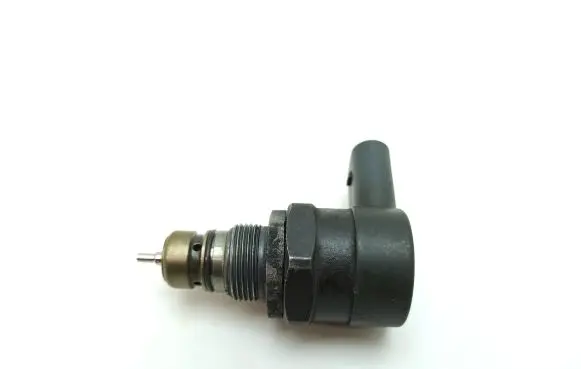 Mercedes-Benz E W211 Fuel pressure regulator A6110780449 0281002494