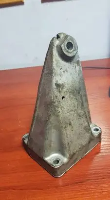 Engine mounting bracket