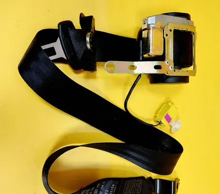 Volkswagen Polo IV 9N3 Front seatbelt 047056 04167056