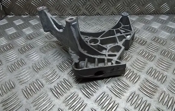 Engine mounting bracket