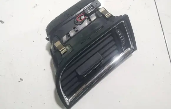 Skoda Superb B6 (3T) Dash center air vent grill 3T0819701