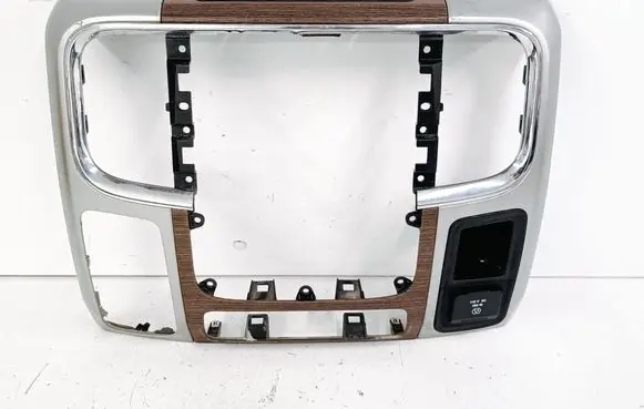 Dodge RAM 1500 DS Radio/GPS head unit trim 1VY911X9AE 1VY91TRMAA