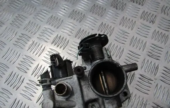 Mazda 323 Throttle valve E9T06471