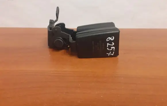 Volkswagen Golf VII Middle seatbelt buckle (rear) 8V0857739A 8257