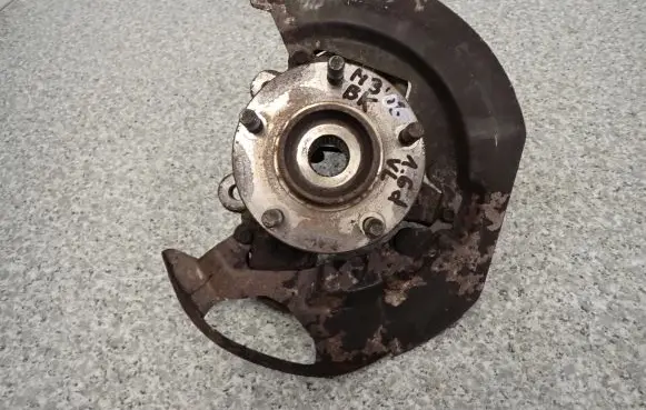Mazda 3 II Front wheel hub spindle knuckle
