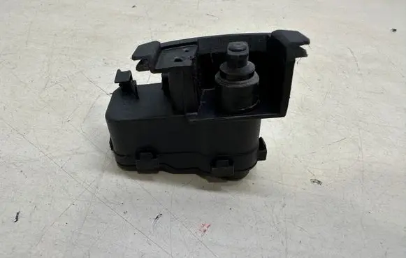 Volkswagen Touareg II Fuel tank cap lock 7P0810773A