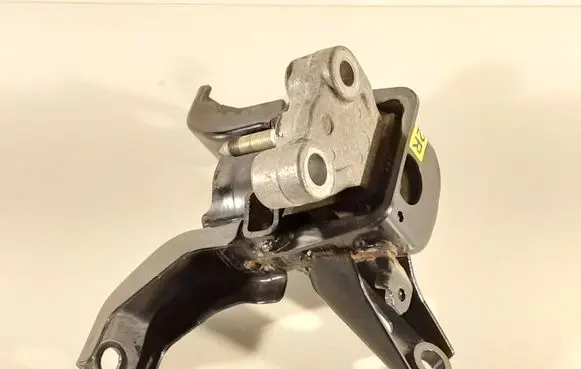Toyota Verso Engine mount bracket
