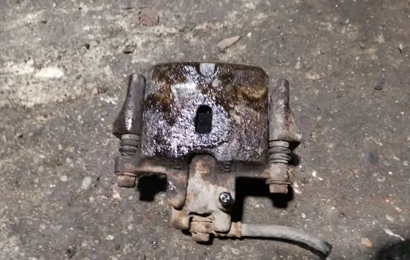 Mitsubishi Pajero Rear brake caliper