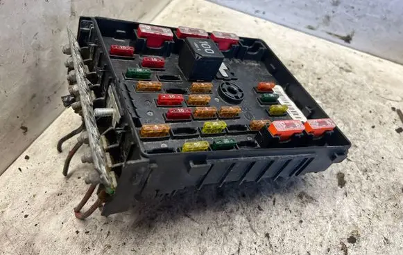 Volkswagen PASSAT B6 Fuse module 3C0937125