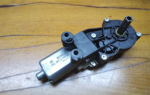 Mercedes-Benz E W212 Seat adjustment motor 0390203324