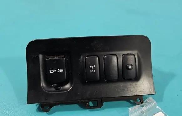 Toyota Land Cruiser (J120) 12 V Socket (front) 58831-60020 IMPRK1521648