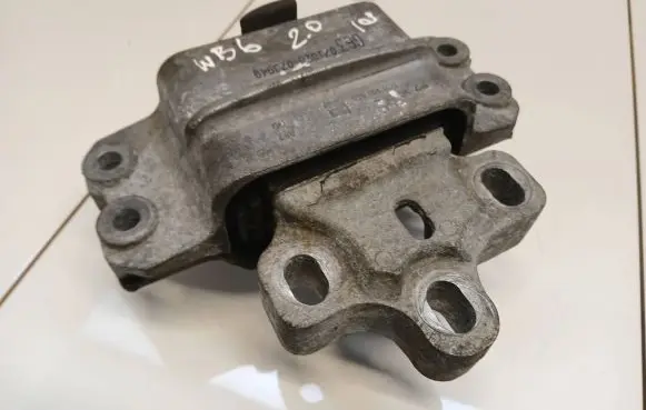 Volkswagen PASSAT B6 Engine mount bracket 3c0199555