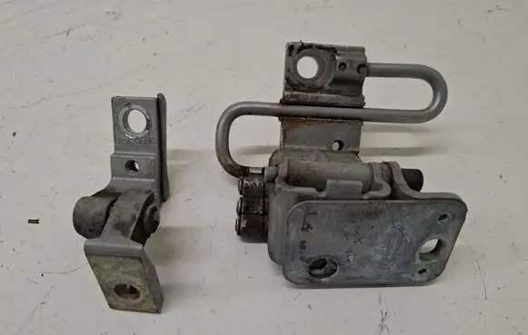 Audi A4 S4 B7 8E 8H Front door upper hinge 8E0831411