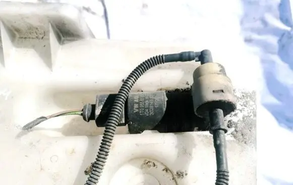 Skoda Octavia Mk2 (1Z) Windscreen/windshield washer pump 1T0955651A
