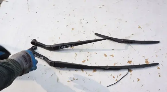 Chevrolet Captiva Front wiper blade arm