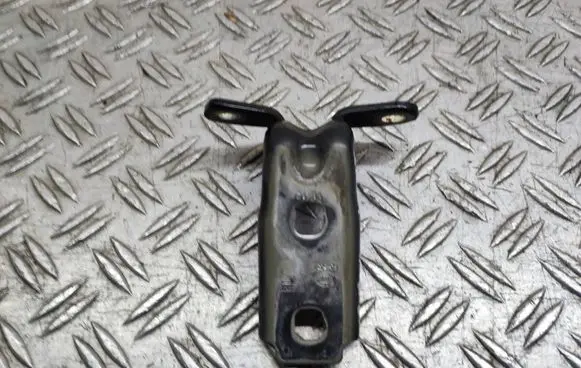 Chevrolet Cruze Front door lower hinge A046057