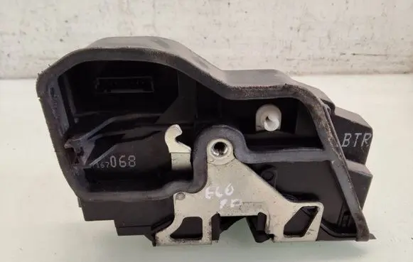 BMW 5 E60 E61 Front door lock 7167068