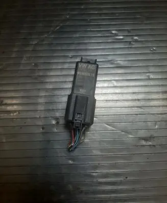Volkswagen Scirocco Glow plug pre-heat relay 038907281D