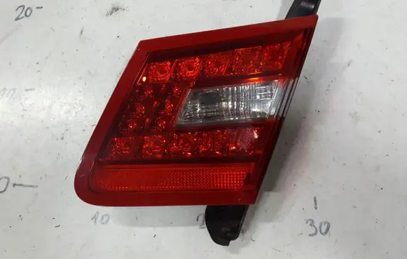 Tailgate rear/tail lights