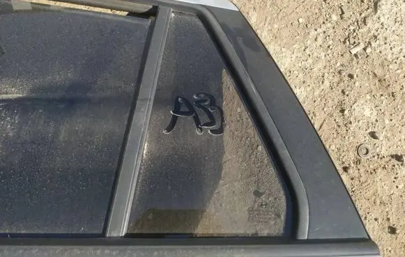 Rear vent window glass