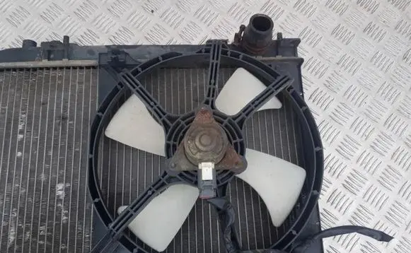 Nissan Almera Radiator cooling fan shroud