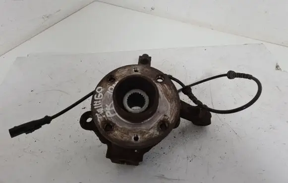 Renault Twingo II Front wheel hub spindle knuckle