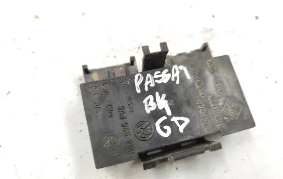 Volkswagen PASSAT B4 Tail light bulb cover holder 3A9945259 294105