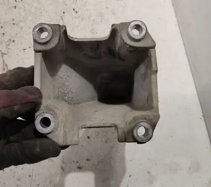 Suzuki Grand Vitara II Engine mounting bracket 200191