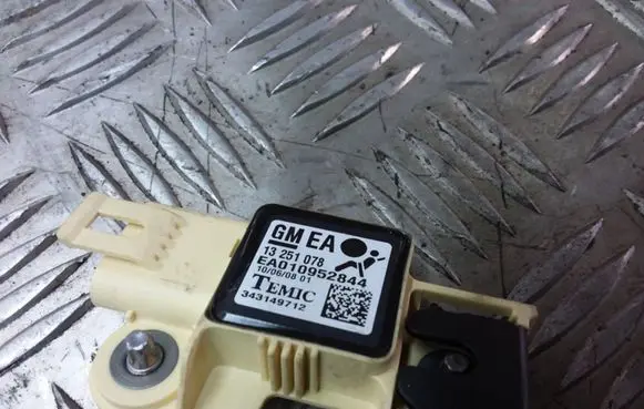 Opel Zafira B Airbag deployment crash/impact sensor 13251078
