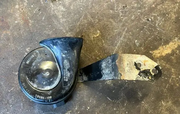 Audi A6 S6 C5 4B Horn signal 4B0951320