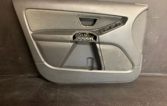 Volvo XC90 Front door card panel trim