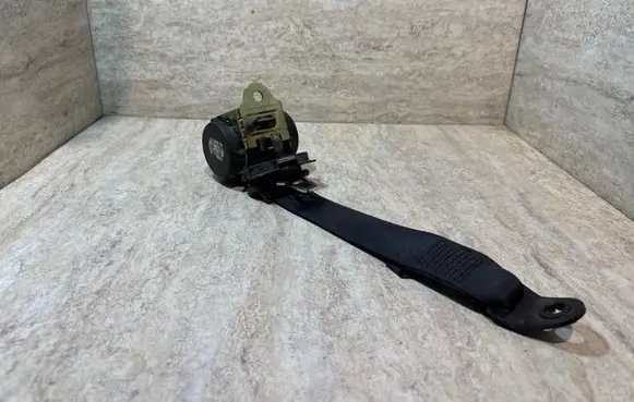 Mini One - Cooper R50 - 53 Rear seatbelt G2475