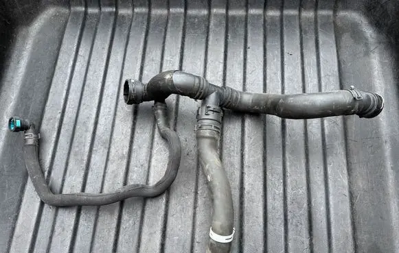 Engine coolant pipe/hose