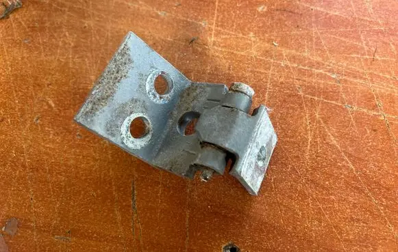 Peugeot 607 Front door lower hinge 