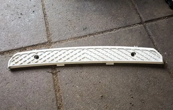 Front bumper splitter molding