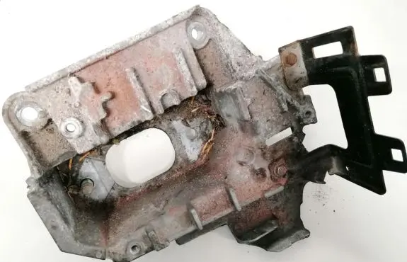 Nissan Micra Engine mounting bracket