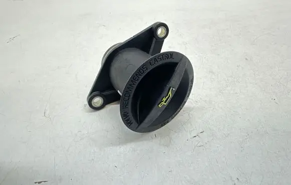 Volvo V40 Cross country Oil filler cap 8692796