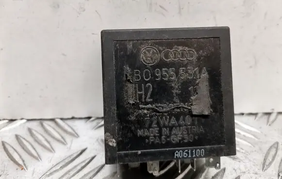 Volkswagen PASSAT B5.5 Window wiper relay 4B0955531A