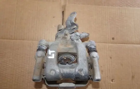 Volkswagen Jetta VI Rear brake caliper