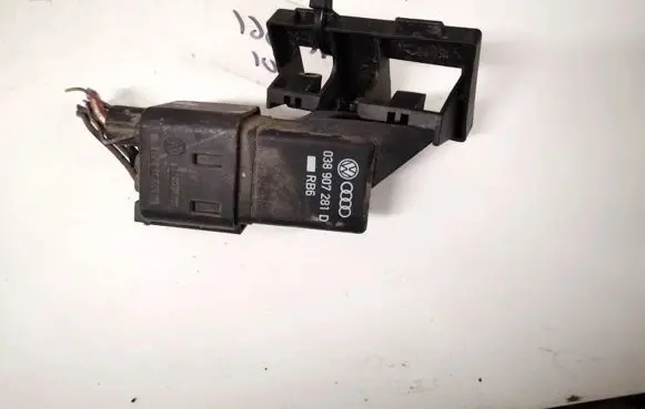 Skoda Octavia Mk2 (1Z) Glow plug pre-heat relay 0281003038 038907281d