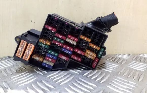 Volkswagen Touareg I Fuse module 7L0941828A 7L0941824A